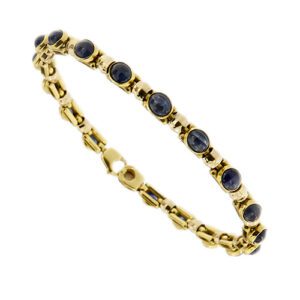 Bracciale in oro giallo 18kt con 18 zaffiri ovali taglio cabochon da 0.50 ct cad., totale 9.00 ct e chiusura a moschettone.