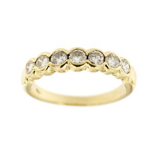 Anello riviere in oro giallo 18kt con 7 diamanti taglio brillante: 1 da 0.10 ct, 2 da 0.09 ct cad., 2 da 0.08 ct cad. e 2 da 0.07 ct cad. totale 0.58 ct, colore GH - purezza SI.