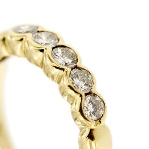 zoom dettaglio diamanti su riviere in oro giallo