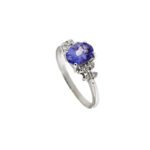 lato di anello oro bianco con diamanti e tanzanite