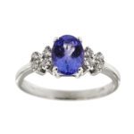 Anello in oro bianco 18kt con tanzanite ovale da 1.20 ct e ai lati 8 diamanti taglio brillante: 4 da 0.04 ct cad. e 4 da 0.02 ct cad. totale 0.24 ct - colore FG e purezza VS.