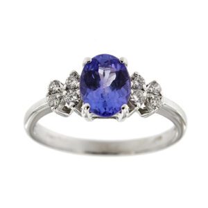 Anello in oro bianco 18kt con tanzanite ovale da 1.20 ct e ai lati 8 diamanti taglio brillante: 4 da 0.04 ct cad. e 4 da 0.02 ct cad. totale 0.24 ct - colore FG e purezza VS.
