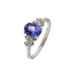 lato 2 di anello oro bianco con diamanti e tanzanite