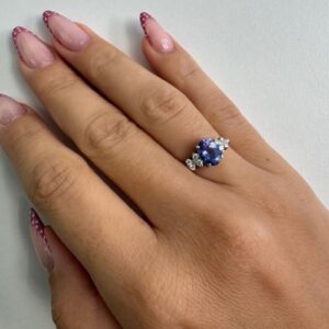 Foto gioiello indossata: anello in oro bianco con tanzanite e diamanti