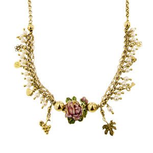 Collana maglia rolò in oro giallo 18kt con al centro rosa smaltata a mano con la tecnica dello smalto a fuoco e ai lati charms con perle alternate da 8 charms in oro: due fiori, un quadrifoglio, un grappolo d'uva, una fogli di vite, una chiave, un cuore e un tondo con logo. Brand: Gabriella Rivalta.