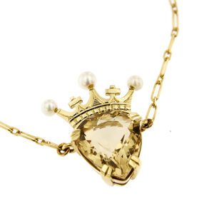 zoom dettaglio ciondolo quarzo citrino con corona e perle su collana oro giallo Merù