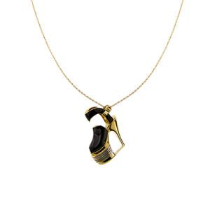 Collana lunga maglia rolò in oro giallo 18kt con charms scarpa gioiello New Renaissance: ciondolo sandalo con smalto nero isperato alle prime calzature col tacco risalenti al Rinascimento; collana con chiusura regolabile in lunghezza. La collezione New Renaissance by Salvatore Ferragamo Jewels è ispirata alle calzature icona che hanno fatto la storia nella moda e che sono state ideate dallo stilista Salvatore Ferragamo. Brand: Salvatore Ferragamo, collezione: New Renaissance.