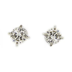 Orecchini punto luce in oro bianco 18kt con 2 diamanti taglio brillante da 0,19 ct cad, totale 0,38 ct - colore GH e purezza VS, chiusura con perno e farfallina.