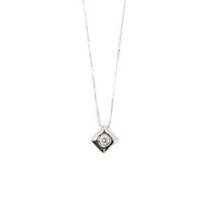 Collana maglia veneta con punto luce a rombo in oro bianco 18kt con diamante taglio brillante da 0,10 ct – colore FG e purezza VS; chiusura con moschettone.