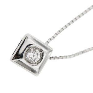zoom dettaglio punto luce diamante su collana oro bianco