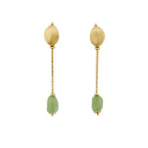 Orecchini pendenti in oro giallo 18kt con ovale lavorato a mille righe, maglia coda di volpe e finale con quarzo avventurina; chiusura perno e farfallina.