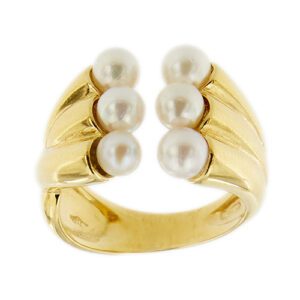 Anello a fascia aperta in oro giallo 18kt con 6 perle d’acqua salata da 4-4.5 mm, colore avorio; originale gambo asimmetrico. Misura regolabile da 16 - 18.