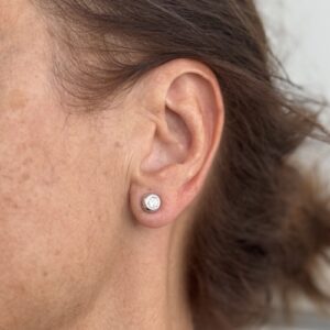 Foto gioiello indossata: orecchini punto luce in oro bianco cipollino con diamante