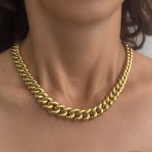 Foto gioiello indossata: collier oro giallo maglia groumette degradé