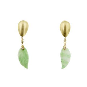 Orecchini pendenti in oro giallo 18kt con ovale satinato doppia maglia rolò con 2 giade a forma di foglia e 2 diamanti taglio brillante da 0,02 ct cad, totale 0,04 ct - colore FG e purezza VS; chiusura a clip, indossabile anche per chi non ha il buco.