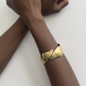 Foto gioiello indossata: bracciale rigido contrarie in oro giallo