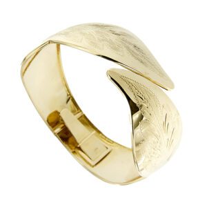 Bracciale rigido in oro giallo 18kt, apribile con decorazioni floreali satinate e incise.