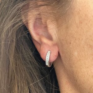 Foto gioiello indossata: orecchini a cerchio in oro bianco con diamanti