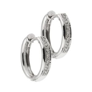 Orecchini a piccolo cerchio ovale in oro bianco 18kt con 14 diamanti taglio brillante da 0.01 ct cad. totale 0.14 ct; colore GH - purezza VS.