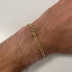 Foto gioiello indossata: bracciale maglia occhio di tigre in oro giallo