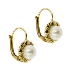 Orecchini a monachella a fiore in oro giallo 18kt con perle d’acqua salata, diametro 6.5-7 mm, colore avorio, sfumatura rosa.