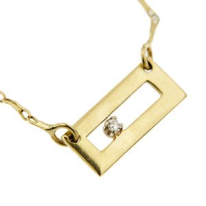 dettaglio zoom diamante su collana oro giallo Unoaerre