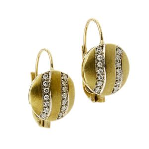 Orecchini a monachella rotondi satinati in oro giallo 18kt con 28 diamanti taglio hiut hiut da 0,015 ct cad. tot 0,42 ct; colore FG - purezza VS.