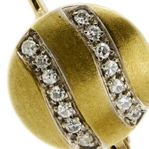 zoom dettaglio diamanti su orecchini a monachella in oro giallo