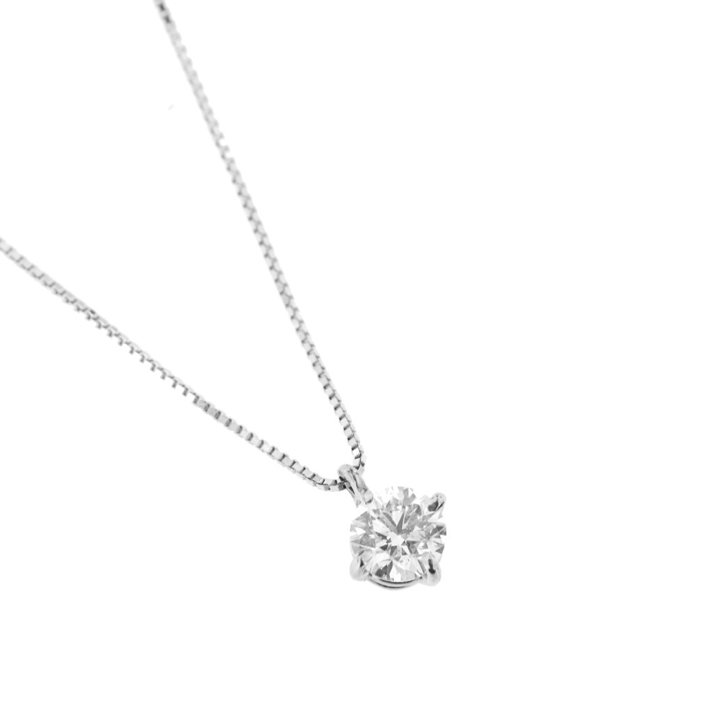 zoom dettaglio diamante su collana punto luce in oro bianco
