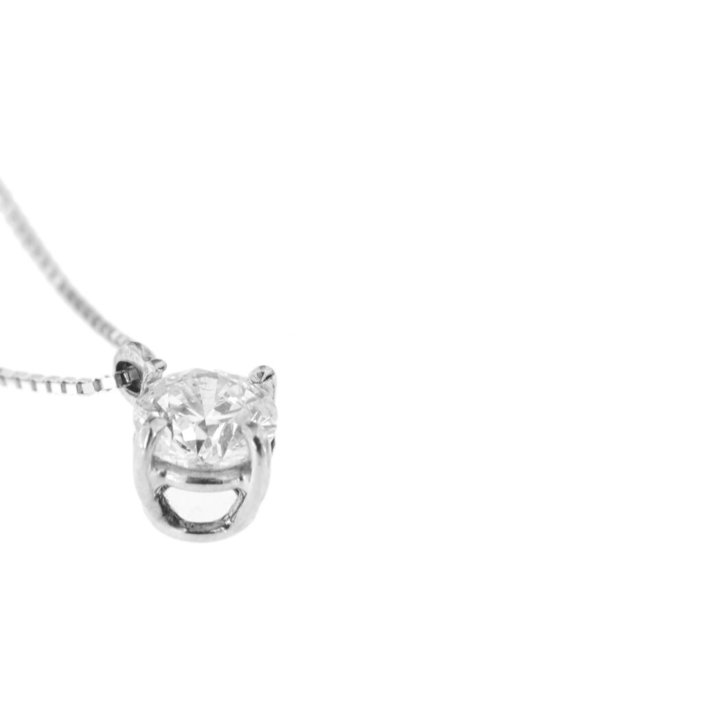 prospettiva profilo diamante su collana punto luce in oro bianco