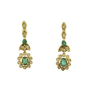 Orecchini pendenti a fiore in oro giallo 18kt con 4 smeraldi ovali: 2 ovali da 0.25 ct cad. e 2 da 0.15 ct cad. totale 0.80 ct e 28 diamanti naturali taglio brillante da 0.01 ct cad., totale 0.28 ct - colore FG ; purezza VS; chiusura con perno e farfallina.