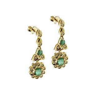 prospettiva di orecchini pendenti in oro giallo a forma di fiore con smeraldi e diamanti