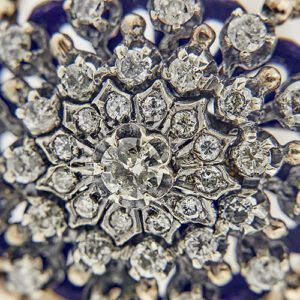 zoom dettaglio diamanti, lavorazione e smalto blu di bracciale vintage oro