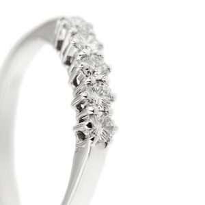 zoom dettaglio diamanti di anello riviere in oro bianco