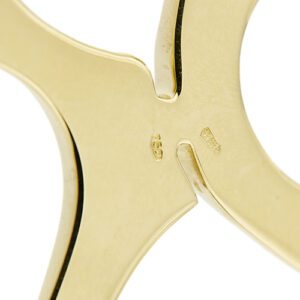 zoom dettaglio punzoni 750 oro su retro di ciondolo croce oro giallo Gianni Carità