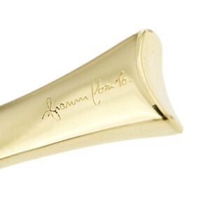 zoom dettaglio firma Gianni Carità di ciondolo croce oro giallo