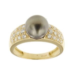 Anello a fascia in oro giallo 18kt con perla Tahiti da 9-9.5 mm, colore grigio e ai lati 24 diamanti taglio brillante: 6 da 0.05 ct cad., 2 da 0.04 ct cad., 2 da 0.03 ct cad. e 14 da 0.02 ct cad. totale 0.72 ct - colore GH e purezza VS.