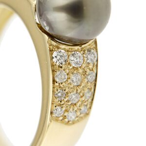 zoom dettaglio diamanti e perla di tahiti su anello in oro giallo a fascia