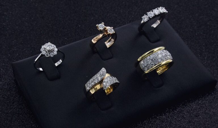 Foto banner home: anelli in oro con diamanti - scegli la luminosità dei diamanti