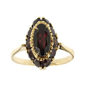 Anello halo in oro rosa 18kt con granati: uno centrale e 10 rotondi intorno.