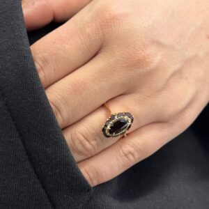 Foto gioiello indossata: anello in oro giallo con granati