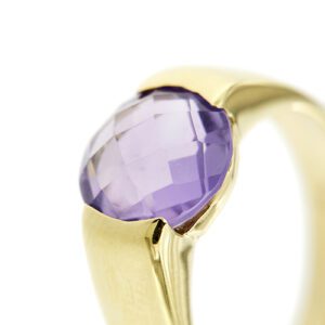 zoom dettaglio ametista su anello oro giallo