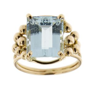 Anello doppio gambo in oro giallo 18kt con acquamarina rettangolare da 6.50 ct e lavorazione a sfere ai lati.