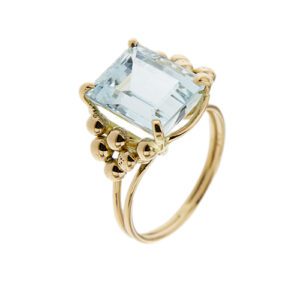 lato profilo di anello vintage oro rosa con acquamarina