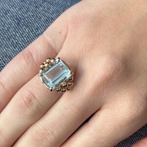Foto gioiello indossata: anello vintage in oro con acquamarina