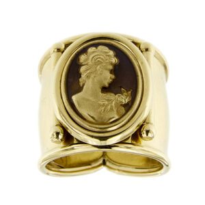 Anello a fascia con cammeo in oro giallo 18kt e smalto marrone con donna di profilo con capelli raccolti.