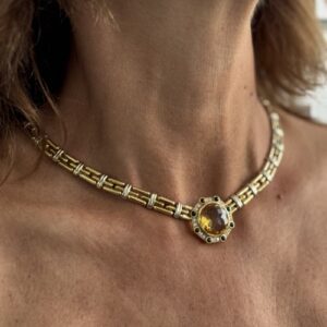 Foto gioiello indossata: collier in oro giallo con quarzo citrino centrale, zaffiri e diamanti brand Chimento