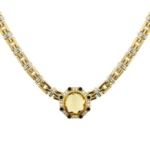 Collier a segmenti in oro giallo 18kt, centrale ottagonale con quarzo citrino rotondo, taglio briolette da 10 ct, intorno 8 zaffiri rotondi taglio cabochon da 0.10 ct cad. e 16 diamanti taglio brillante da 0.03 ct cad. totale 0.48 ct colore GH e purezza VS. Brand: Chimento.