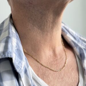 Foto gioiello indossata: collana uomo maglia figaro in oro giallo