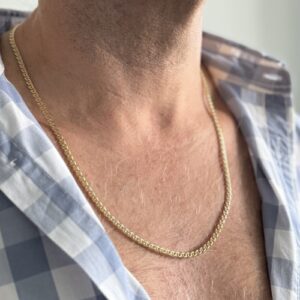 Foto gioiello indossata: collana maglia traversino uomo in oro giallo